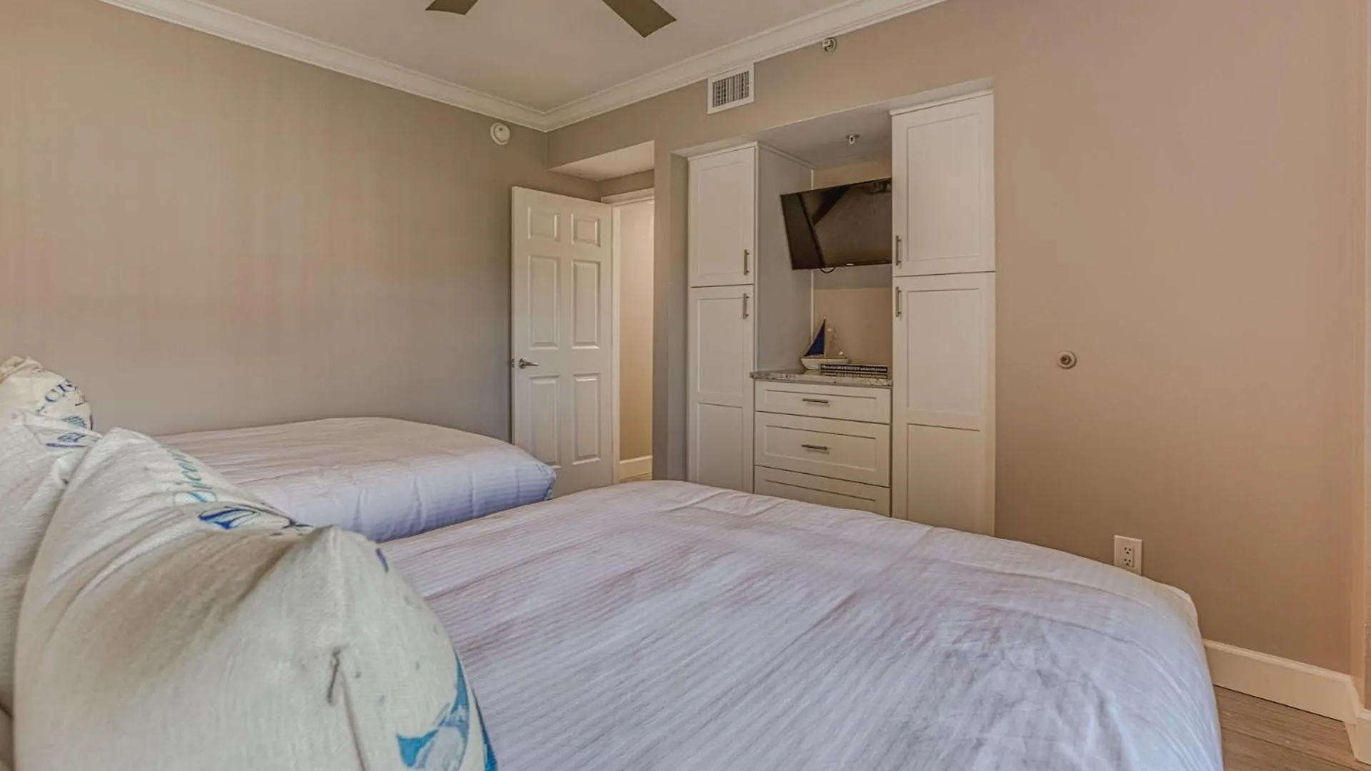 St Maarten 1207 A Completely Remodeled Beach Front Condo At Silver Shells 12Th Floor Sleeps 8 Destin United States
