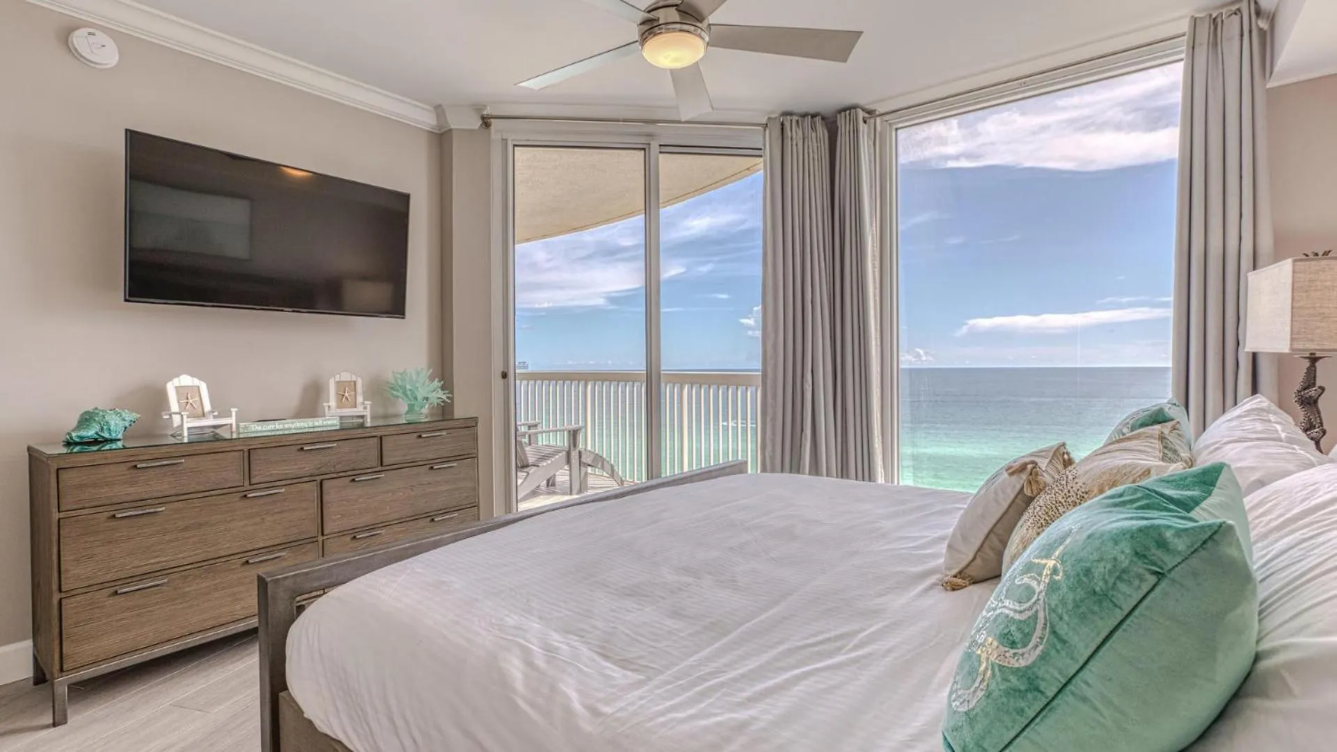 St Maarten 1207 A Completely Remodeled Beach Front Condo At Silver Shells 12Th Floor Sleeps 8 Destin Holiday home