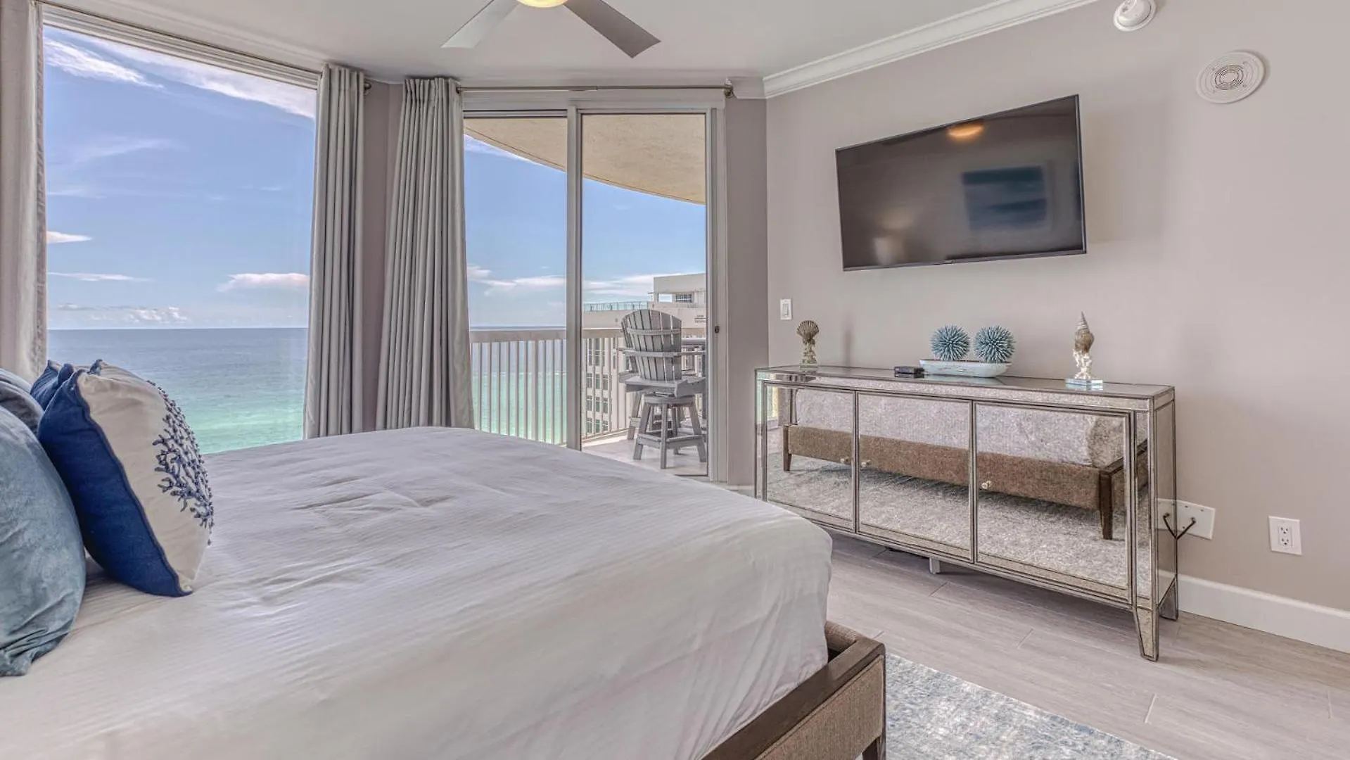 Holiday home St Maarten 1207 A Completely Remodeled Beach Front Condo At Silver Shells 12Th Floor Sleeps 8 Destin